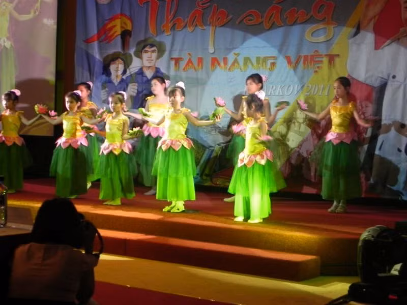 Chương trình "Thắp sáng tài năng Việt" là cuộc thi mới được tổ chức và có dự định sẽ tổ chức hàng năm, cuộc thi do thành đoàn thanh niên cộng sản Hồ Chí Minh tại Kharkov tổ chức