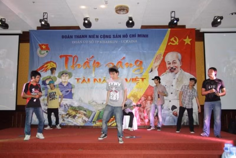 Những anh chàng trường Đại học Bách khoa Kharkov trổ tài bằng những tiết mục nhảy đặc sắc