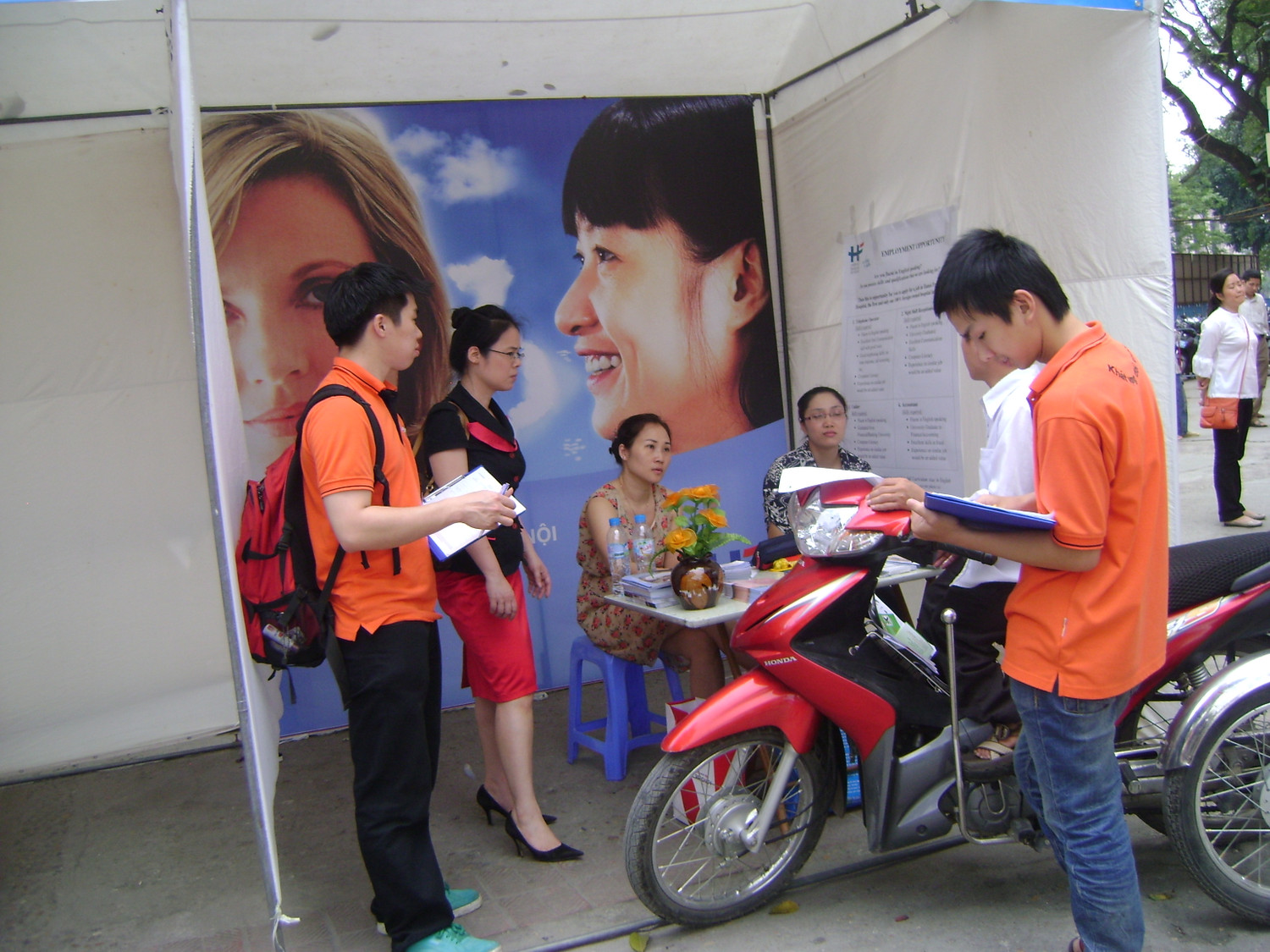 Các bạn sinh viên còn xin thông tin của những người khuyết tật muốn tìm việc làm để gửi cho các cơ quan, doanh nghiệp mở ra nhiều cơ hội cho người khuyết tật