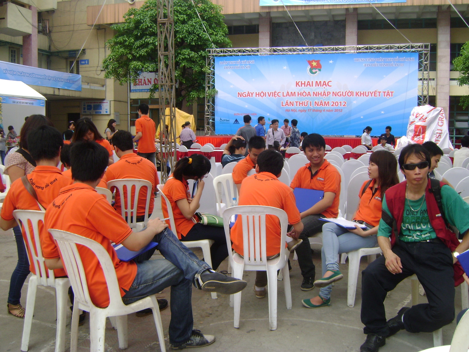 Nhằm mang đến những niềm vui cho người khuyết tật, giúp đỡ họ phần nào việc tìm kiếm cơ hội việc làm, đoàn sinh viên tình nguyện của ĐH FPT đã hào hứng tham gia giúp đỡ những người khuyết tật
