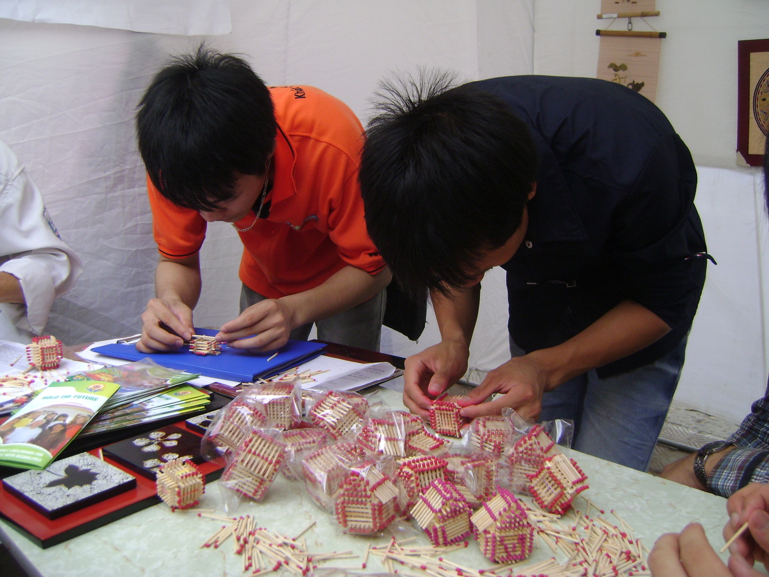 Thử sức trong những ngôi nhà làm từ bao diêm, đồ lưu niệm do những người khuyết tật làm ra