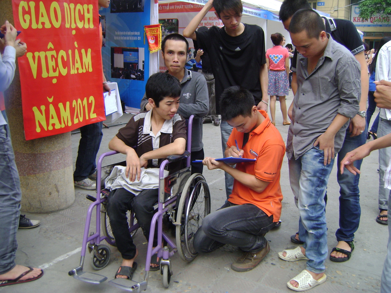 Ghi chép tỷ mỉ những thông tin về họ và mong muốn việc làm của họ khi đến Hội chợ