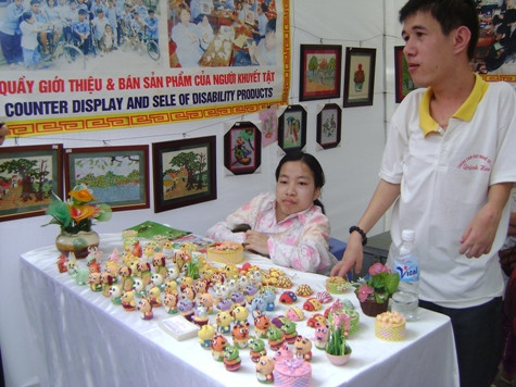 Những hoạt động nhỏ nhưng ý nghĩa lớn, những sinh viên tình nguyện của đại học FPT luôn sẵn sang mở rộng vòng tay để giúp đỡ họ. Dù chỉ là những hoạt động nhỏ như đẩy xe, dìu dắt hay giúp đỡ họ lên xuống cầu thang nhưng ý nghĩa mang lại là niềm vui cho những người khuyết tật