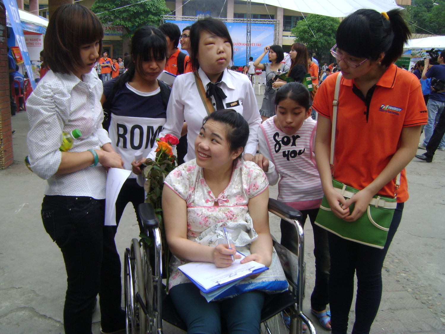 Và...đem lại nụ cười thật tươi cho họ bởi Nụ cười luôn nở trên môi người khuyết tật Việt Nam không chỉ là mong muốn của các bạn sinh viên FPT