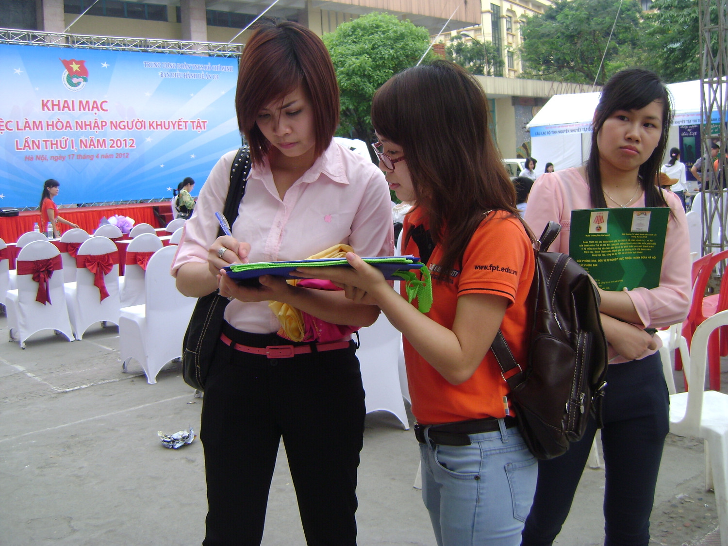 Những bạn sinh viên này sẽ xin những thông tin của các doanh nghiệp, các trung tâm giới thiệu việc làm để giúp những người khuyết tật có thể tìm được công việc phù hợp với khả năng và ước muốn