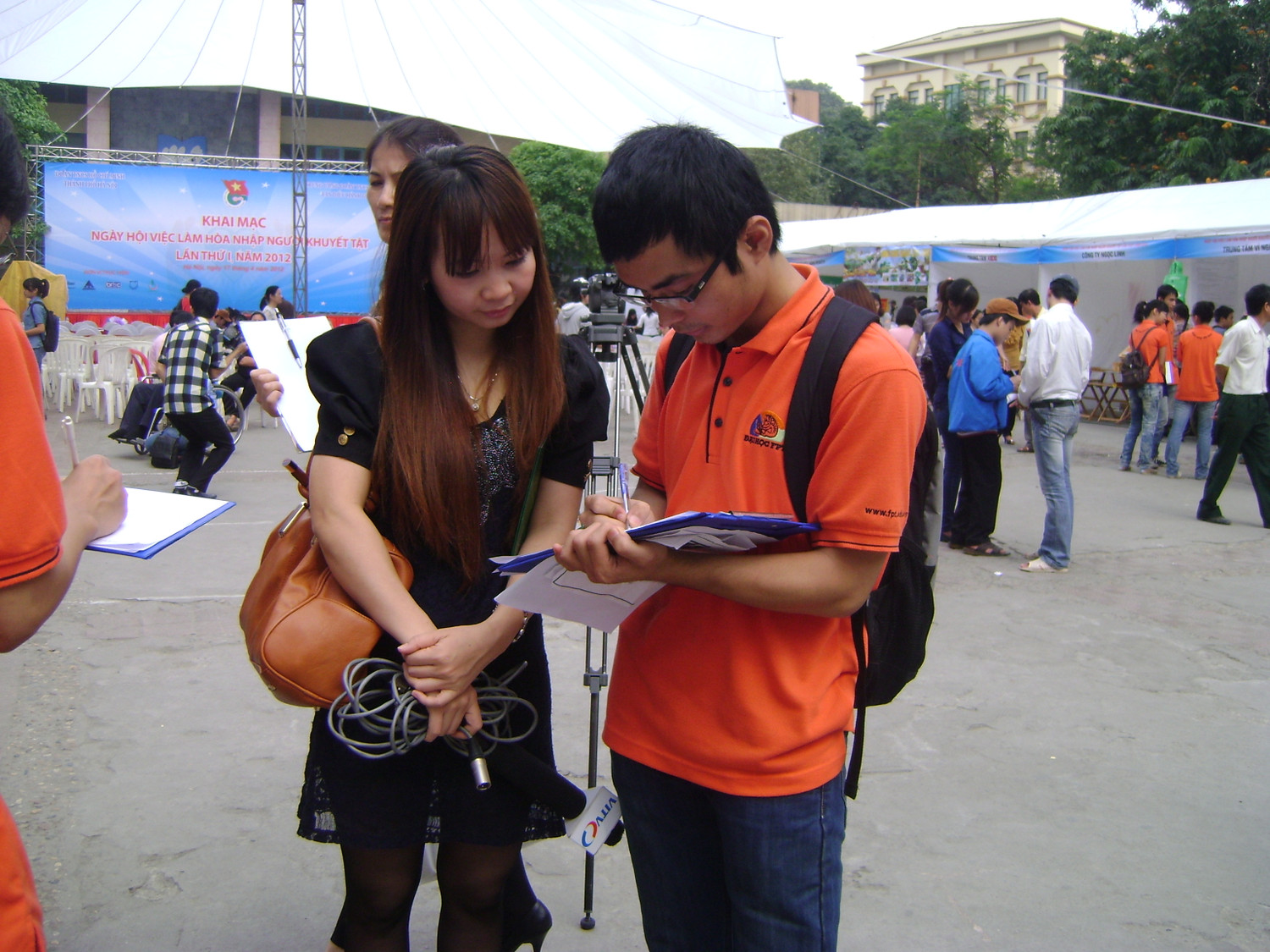 Những chàng trai, cô gái hào hứng thăm hỏi, động viên giúp đỡ những người khuyết tật để họ hòa nhập vào cộng đồng