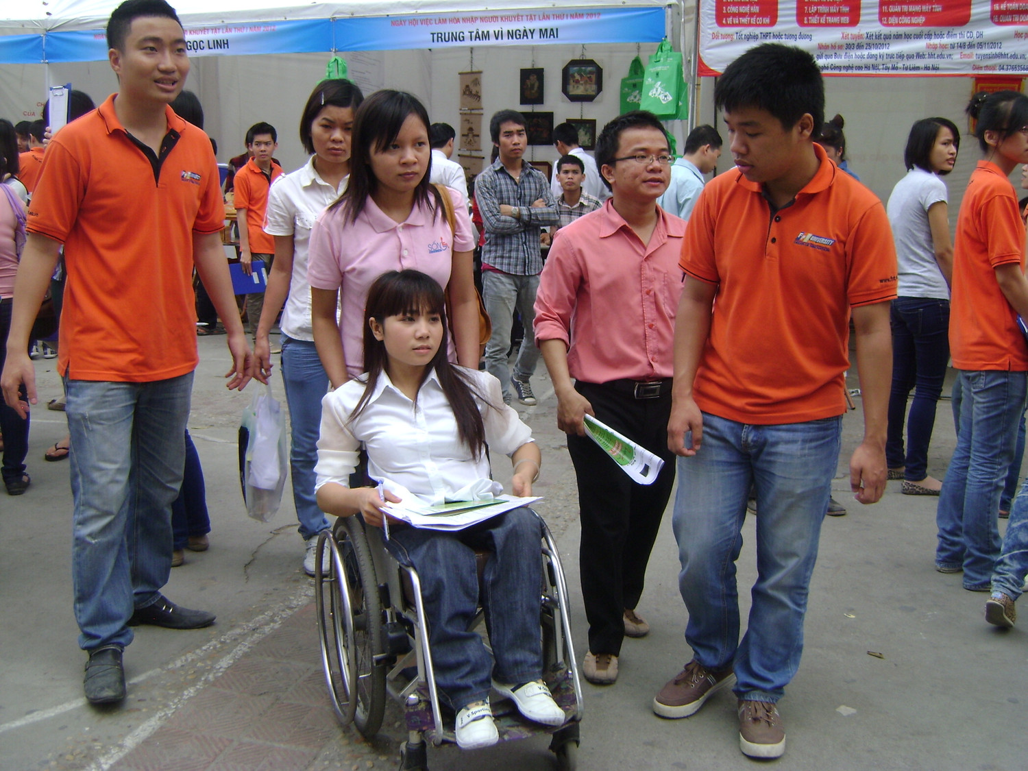 Quan tâm thăm hỏi những người khuyết tật là mục đích chính khi đến đây của đội tình nguyện viên với mong muốn được sẻ chia và đồng hành với họ tìm kiếm cơ hội việc làm
