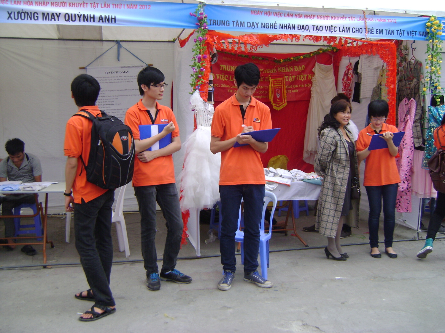 Các bạn sinh viên trường Đại học FPT chia sẻ rằng họ luôn mong muốn những niềm vui sẽ luôn đến với những người khuyết tật Việt Nam và nụ cười sẽ luôn nở tưoi trên môi, có như vậy thì họ mới cỏ thể hòa nhập cộng đồng và ổn định cuộc sống