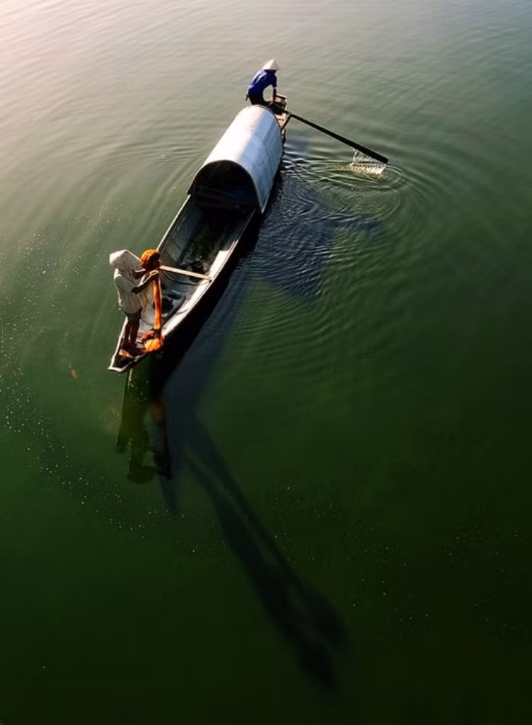 Bình minh trên sông, người dân làng chài lại lên thuyền tung lưới mong một ngày thuận lợi nhiều may mắn