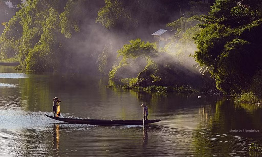 Sương hay khói...phải chăng là những ngôi nhà bên sông đang nấu bếp buổi sáng