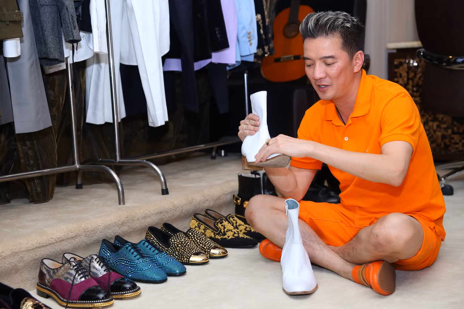 Đàm Vĩnh Hưng tự tay lau chùi chúng mỗi ngày và nhớ chính xác vị trí của từng đôi giày. Và nói là siêu thị cũng không sai bởi vô số đôi được ca sĩ Đàm Vĩnh Hưng mua chỉ với mục đích trưng bày. Đàm Vĩnh Hưng tự tay lau chùi chúng mỗi ngày và nhớ chính xác vị trí của từng đôi giày. Và nói là siêu thị cũng không sai bởi vô số đôi được ca sĩ Đàm Vĩnh Hưng mua chỉ với mục đích trưng bày.