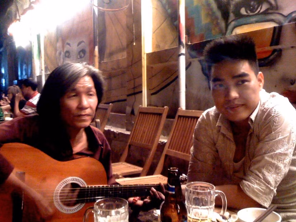 "Bầu sô", đạo diễn Lê Tới vô tình gặp lại "ông già guitar", nghe ông kể chuyện Mr Đàm cho ông, hành khất, người bán vé số, hàng rong số tiền...100 triệu đồng. "Bầu sô", đạo diễn Lê Tới vô tình gặp lại "ông già guitar", nghe ông kể chuyện Mr Đàm cho ông, hành khất, người bán vé số, hàng rong số tiền...100 triệu đồng.