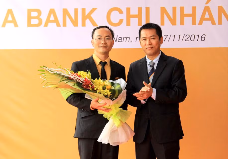 Phó Tổng Giám đốc thường trực Ngân hàng TMCP Bắc Á - ông Đặng Trung Dũng (phải) - tặng hoa cho Giám đốc Chi nhánh BAC A BANK. Phó Tổng Giám đốc thường trực Ngân hàng TMCP Bắc Á - ông Đặng Trung Dũng (phải) - tặng hoa cho Giám đốc Chi nhánh BAC A BANK.