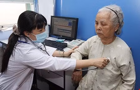 Nếu các phòng khám tư nhân tham gia hoạt động theo nguyên tắc phòng khám bác sĩ gia đình thì hiệu quả chăm sóc sức khỏe nhân dân sẽ cao hơn và sẽ góp phần giảm quá tải bệnh viện tốt hơn… Ảnh: linh Phương.