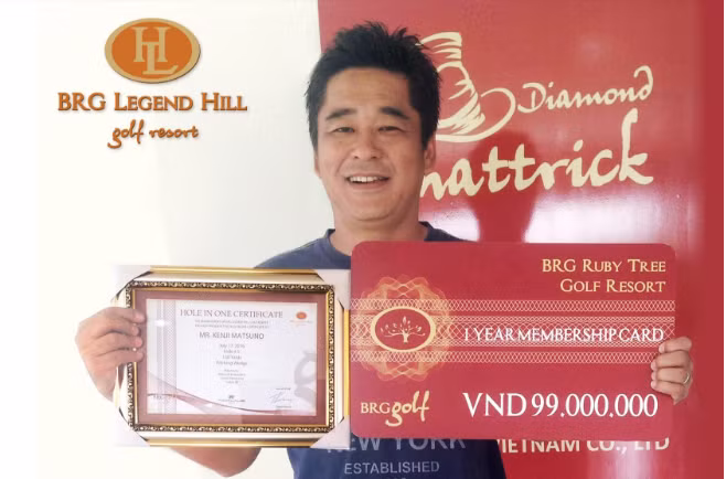 Golf thủ Kenji Matsuno thành công với cú đánh Hole in One đầu tiên tại sân golf BRG Legend Hill Golf Resort. Golf thủ Kenji Matsuno thành công với cú đánh Hole in One đầu tiên tại sân golf BRG Legend Hill Golf Resort.