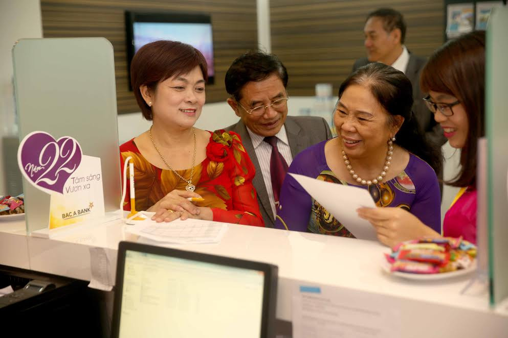 Những khách hàng đầu tiên đến giao dịch tại chi nhánh Ngân hàng TMCP Bắc Á mới khai trương. Những khách hàng đầu tiên đến giao dịch tại chi nhánh Ngân hàng TMCP Bắc Á mới khai trương.