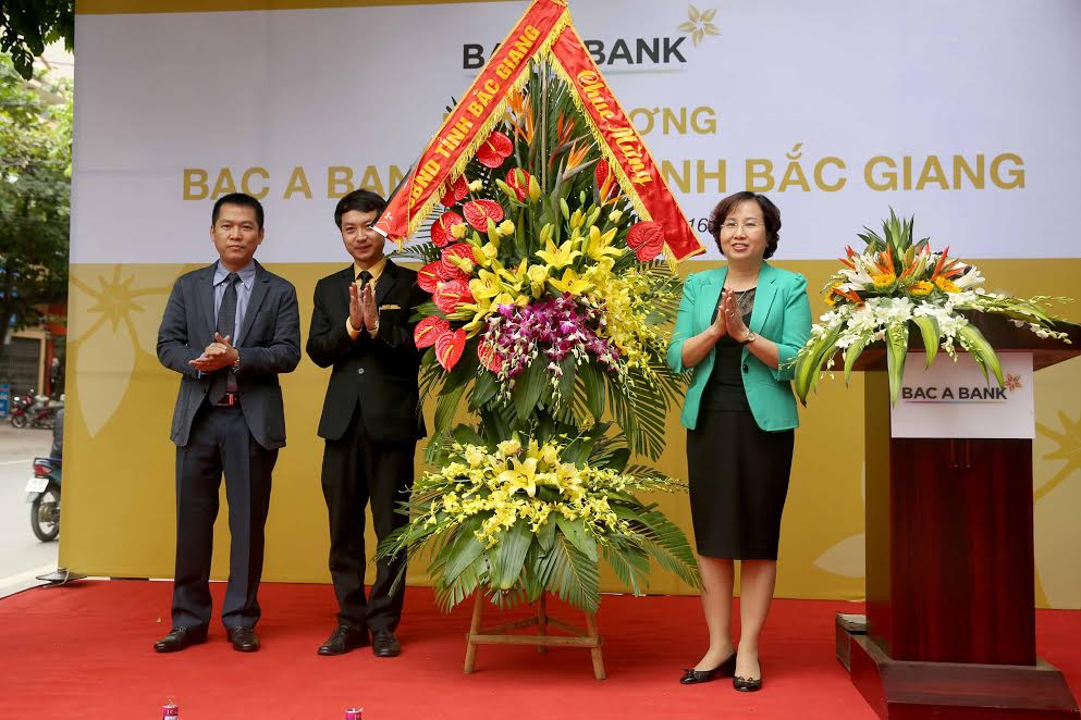 Bà Nguyễn Thị Thu Hà - Phó Chủ tịch UBND tỉnh Bắc Giang tặng hoa chúc mừng BAC A BANK chi nhánh Bắc Giang. Bà Nguyễn Thị Thu Hà - Phó Chủ tịch UBND tỉnh Bắc Giang tặng hoa chúc mừng BAC A BANK chi nhánh Bắc Giang.