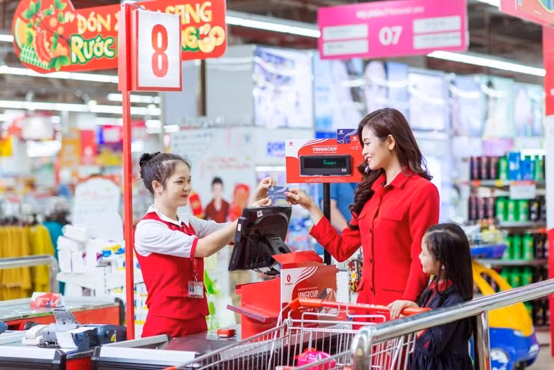 Khách hàng mua sắm tại siêu thị Vinmart với thẻ Vingroup Card. Khách hàng mua sắm tại siêu thị Vinmart với thẻ Vingroup Card.