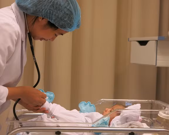 Sau 2 năm hoạt động, Trung tâm Hỗ trợ sinh sản đã đón 118 bé sơ sinh chào đời bằng phương pháp thụ tinh trong ống nghiệm. Ảnh: Vinmec. Sau 2 năm hoạt động, Trung tâm Hỗ trợ sinh sản đã đón 118 bé sơ sinh chào đời bằng phương pháp thụ tinh trong ống nghiệm. Ảnh: Vinmec.