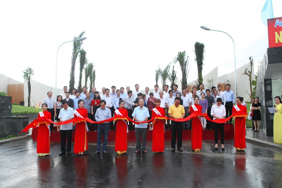 Cắt băng khánh thành khu văn phòng Nhà máy nước AquaOne tại tỉnh Hậu Giang. Cắt băng khánh thành khu văn phòng Nhà máy nước AquaOne tại tỉnh Hậu Giang.