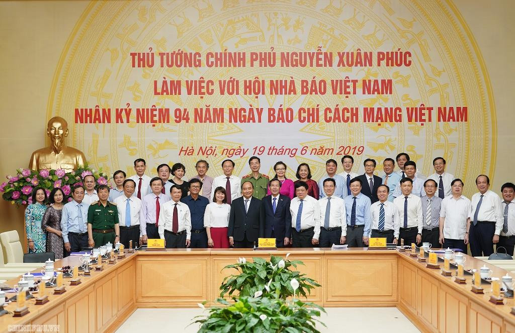 Các đại biểu chụp ảnh lưu niệm. Ảnh: VGP Các đại biểu chụp ảnh lưu niệm. Ảnh: VGP