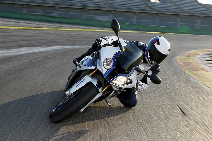 HP4 là mẫu môtô đầu tiên của BMW có tính năng hỗ trợ xuất phát cùng với hàng loạt công nghệ tiên tiến khác. HP4 là mẫu môtô đầu tiên của BMW có tính năng hỗ trợ xuất phát cùng với hàng loạt công nghệ tiên tiến khác.