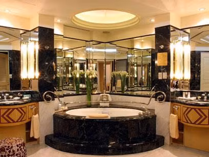 Phòng ăn của khách sạn bao gồm hội trường Prince Albert Rotisserie, được coi là một trong những phòng ăn tốt nhất ở Manila. Phòng ăn của khách sạn bao gồm hội trường Prince Albert Rotisserie, được coi là một trong những phòng ăn tốt nhất ở Manila.