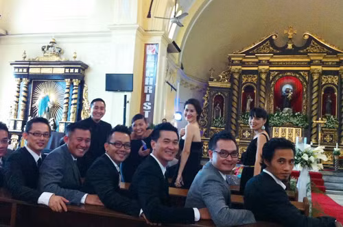 Bạn bè thân thiết của Hà Tăng bên trong nhà thờ Santuario de San Antonio Parish. Bạn bè thân thiết của Hà Tăng bên trong nhà thờ Santuario de San Antonio Parish.