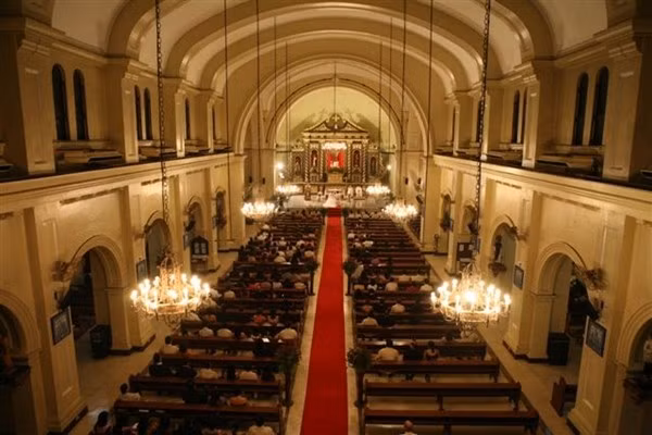 Quang cảnh bên trong nhà thờ Santuario de San Antonio Parish. Quang cảnh bên trong nhà thờ Santuario de San Antonio Parish.