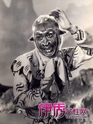 "Nam hầu vương" Lục Linh Đồng (tên thật Chương Tông Nghĩa - 1924) trong vở kịch "Tôn Ngộ Không ba lần đánh Bạch Cốt Tinh" dựng năm 1960. "Nam hầu vương" Lục Linh Đồng (tên thật Chương Tông Nghĩa - 1924) trong vở kịch "Tôn Ngộ Không ba lần đánh Bạch Cốt Tinh" dựng năm 1960.