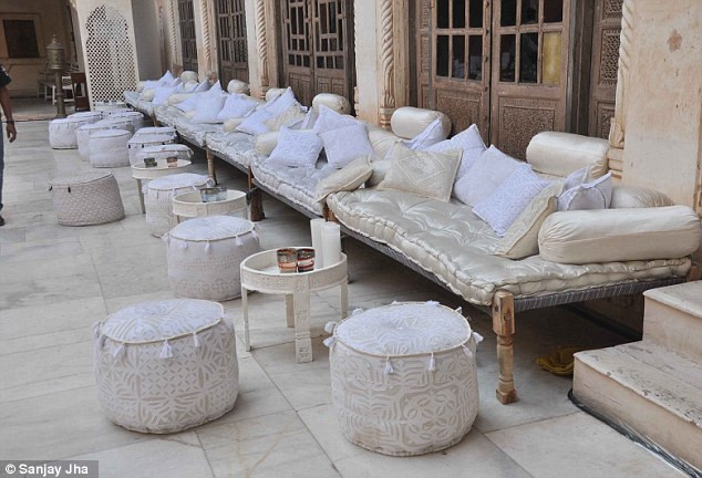 Ngoài ra còn có một căn phòng lại được thiết kế với tông màu kem và những chiếc giường trắng nằm dọc theo những bức tường. Bên cạnh đó, siêu mẫu 43 tuổi cũng thuê một khách sạn cao cấp 5 sao Umaid Bhawan Palace làm nơi nghỉ chân cho các thượng khách khi đến dự sinh nhật của người tình tỷ phú của cô. Ngoài ra còn có một căn phòng lại được thiết kế với tông màu kem và những chiếc giường trắng nằm dọc theo những bức tường. Bên cạnh đó, siêu mẫu 43 tuổi cũng thuê một khách sạn cao cấp 5 sao Umaid Bhawan Palace làm nơi nghỉ chân cho các thượng khách khi đến dự sinh nhật của người tình tỷ phú của cô.