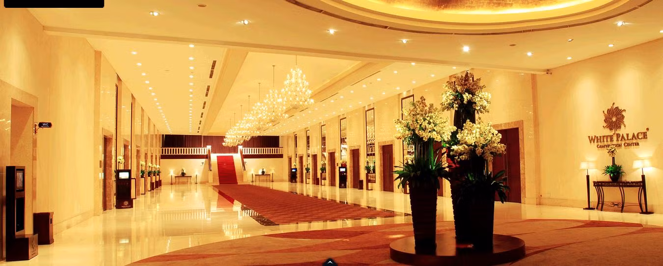 Tổng diện tích sử dụng trên 24,000 m2 mang lại cho White Palace không gian mở rộng rãi với hai đại sảnh chính là Grand Platinum mang phong cách Châu Âu thanh lịch, sang trọng và Grand Crystal lộng lẫy mang dáng dấp của một nhà hát opera độc đáo. >Mục sở thị khách sạn 5 sao cưới Tăng Thanh Hà ở Philippines >Mức giá rẻ bất ngờ nơi thuê đám cưới Tăng Thanh Hà tại Philippines Tổng diện tích sử dụng trên 24,000 m2 mang lại cho White Palace không gian mở rộng rãi với hai đại sảnh chính là Grand Platinum mang phong cách Châu Âu thanh lịch, sang trọng và Grand Crystal lộng lẫy mang dáng dấp của một nhà hát opera độc đáo. >Mục sở thị khách sạn 5 sao cưới Tăng Thanh Hà ở Philippines >Mức giá rẻ bất ngờ nơi thuê đám cưới Tăng Thanh Hà tại Philippines