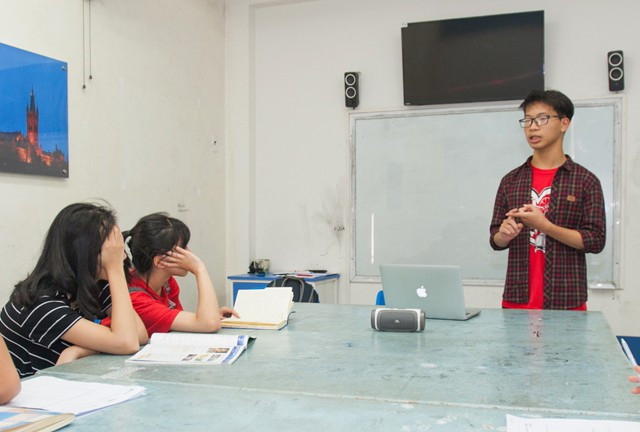 Em Nghiêm Mạnh Cầm có một bí quyết học ngoại ngữ rất độc đáo đó là tự sáng tác truyện tranh viễn tưởng. Ngoài ra Cầm còn tham gia các hoạt động về Hội nghị mô phỏng của Liên hiệp quốc, sáng lập và điều hành đội tình nguyện Book for you ở Trường Trung học phổ thông chuyên Phan Bội Châu. Ảnh: Nhân vật cung cấp. Em Nghiêm Mạnh Cầm có một bí quyết học ngoại ngữ rất độc đáo đó là tự sáng tác truyện tranh viễn tưởng. Ngoài ra Cầm còn tham gia các hoạt động về Hội nghị mô phỏng của Liên hiệp quốc, sáng lập và điều hành đội tình nguyện Book for you ở Trường Trung học phổ thông chuyên Phan Bội Châu. Ảnh: Nhân vật cung cấp.