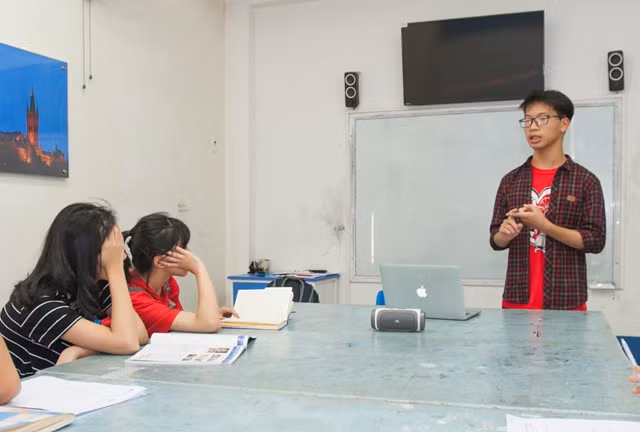 Em Nghiêm Mạnh Cầm có một bí quyết học ngoại ngữ rất độc đáo đó là tự sáng tác truyện tranh viễn tưởng. Ngoài ra Cầm còn tham gia các hoạt động về Hội nghị mô phỏng của Liên hiệp quốc, sáng lập và điều hành đội tình nguyện Book for you ở Trường Trung học phổ thông chuyên Phan Bội Châu. Ảnh: Nhân vật cung cấp.