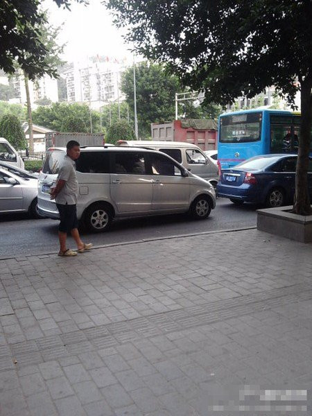 Tuyến đường chạy qua địa bàn cảnh sát Trung Quốc hạ Chu Khắc Hoa bị tắc nghẽn trong sáng nay Tuyến đường chạy qua địa bàn cảnh sát Trung Quốc hạ Chu Khắc Hoa bị tắc nghẽn trong sáng nay
