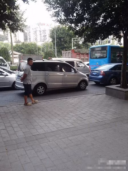 Tuyến đường chạy qua địa bàn cảnh sát Trung Quốc hạ Chu Khắc Hoa bị tắc nghẽn trong sáng nay Tuyến đường chạy qua địa bàn cảnh sát Trung Quốc hạ Chu Khắc Hoa bị tắc nghẽn trong sáng nay