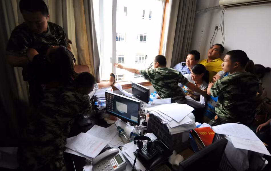Cảnh sát chuyển 3 người phụ nữ khỏi cửa sổ nguy hiểm Cảnh sát chuyển 3 người phụ nữ khỏi cửa sổ nguy hiểm