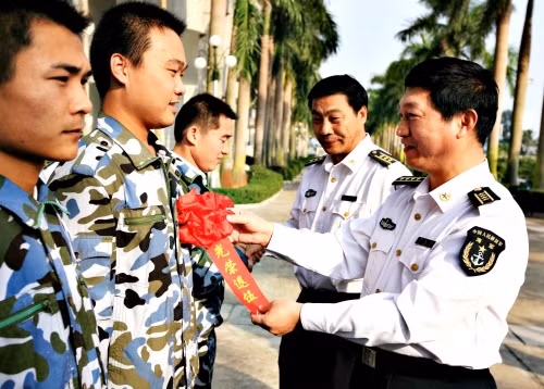 Lưu Đường (áo trắng, giữa) cùng viên Chính ủy quân Trung Quốc ở Trường Sa khen thưởng binh lính