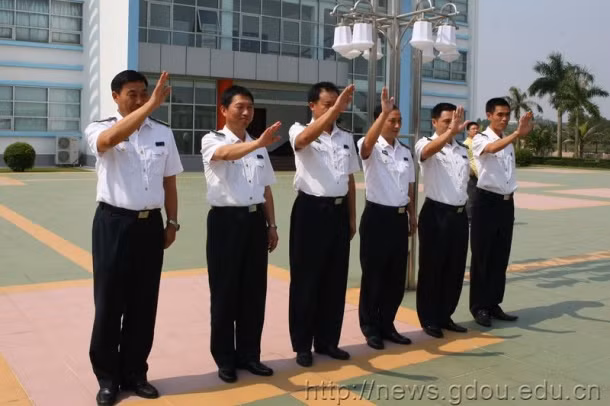 Lưu Đường (ngoài cùng, bên trái) cùng thuộc cấp