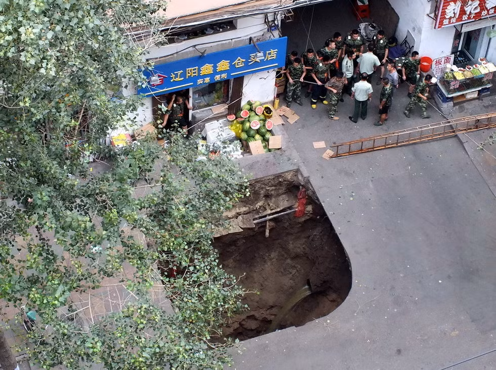 Hố sâu nhìn từ trên cao