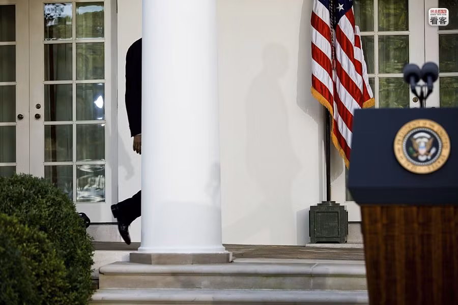 Không thấy hết người, chỉ nhìn rõ bóng khi ông Obama bước ra bục phát biểu Không thấy hết người, chỉ nhìn rõ bóng khi ông Obama bước ra bục phát biểu