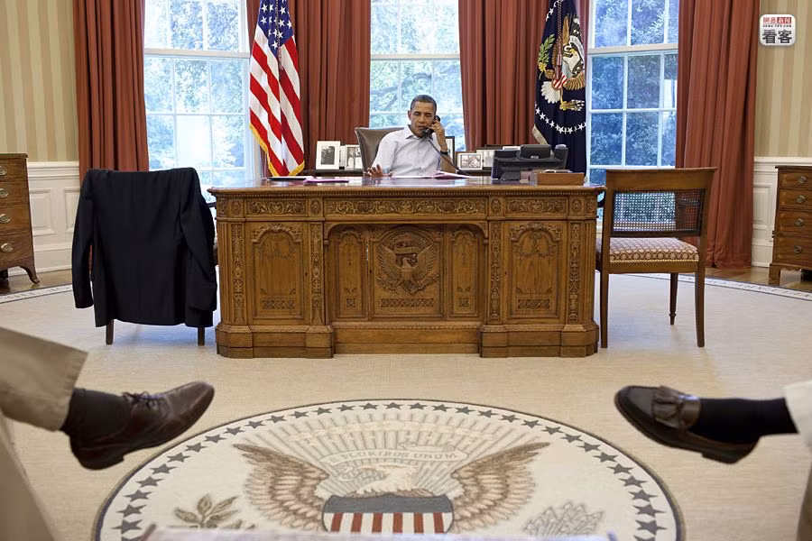 Trong lúc Tổng thống Obama nói chuyện điện thoại với Tổng thống Pháp ngày 23/7/2011, hai nhân viên của ông ngồi "vắt vẻo" chờ đợi Trong lúc Tổng thống Obama nói chuyện điện thoại với Tổng thống Pháp ngày 23/7/2011, hai nhân viên của ông ngồi "vắt vẻo" chờ đợi