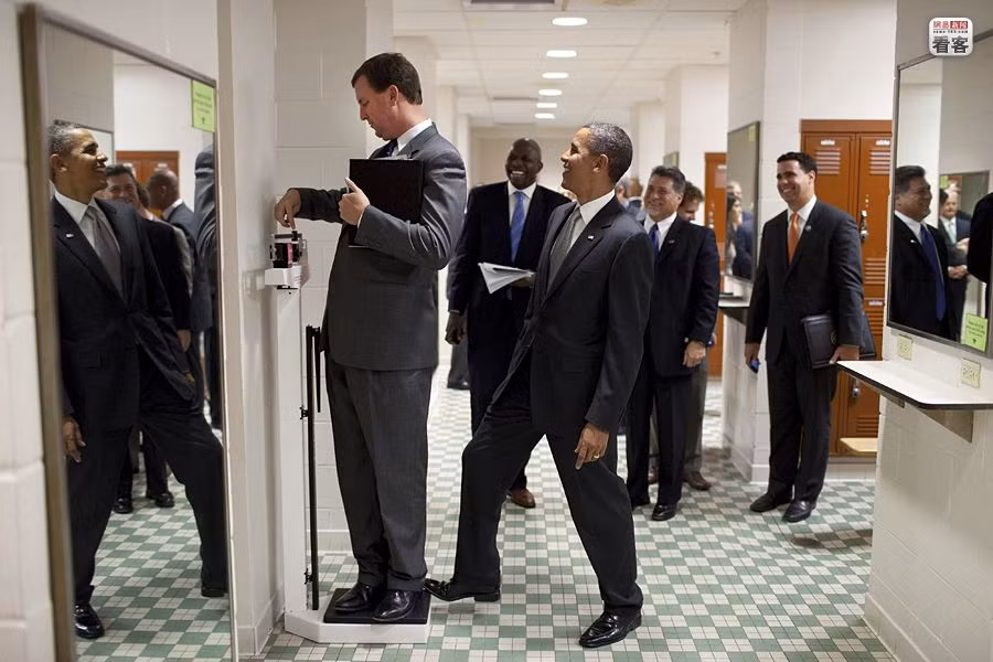 Giây phút hài hước, Tổng thống Obama trêu 1 nhân viên khi anh này thử đo cân nặng của mình ngoài hành lang 1 trường đại học Giây phút hài hước, Tổng thống Obama trêu 1 nhân viên khi anh này thử đo cân nặng của mình ngoài hành lang 1 trường đại học