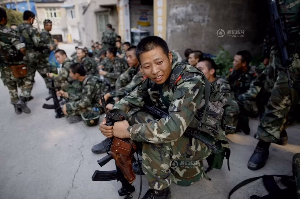 Đại quân khu Thành Đô cũng phái 1 đơn vị hỗ trợ truy bắt Chu Khắc Hoa Đại quân khu Thành Đô cũng phái 1 đơn vị hỗ trợ truy bắt Chu Khắc Hoa
