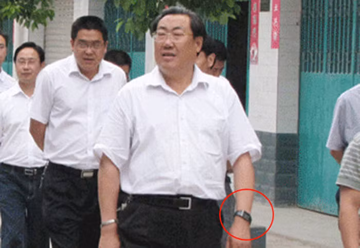 Dương Đạt Tài dẫn theo một phái đoàn đầy đủ ban bệ lững thững đi ra hiện trường Dương Đạt Tài dẫn theo một phái đoàn đầy đủ ban bệ lững thững đi ra hiện trường