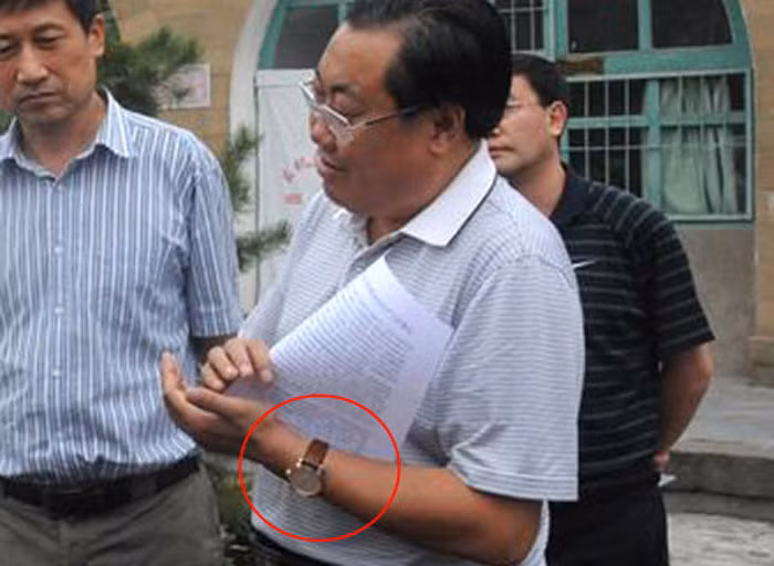 Những hình ảnh được Tân Hoa Xã ghi lại đang dấy lên một làn sóng bình luận xôn xao cư dân mạng Trung Quốc về tác phong làm việc của các quan chức địa phương Những hình ảnh được Tân Hoa Xã ghi lại đang dấy lên một làn sóng bình luận xôn xao cư dân mạng Trung Quốc về tác phong làm việc của các quan chức địa phương