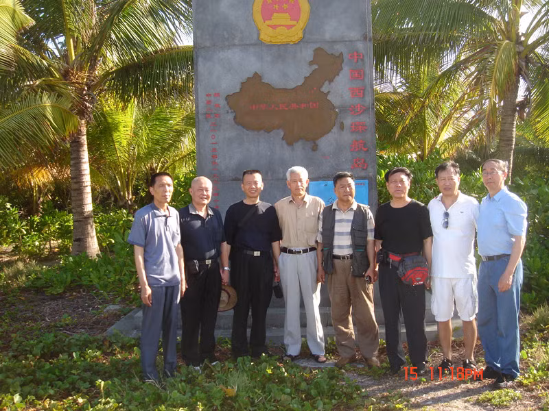 Vương Xương Thái và đồng bọn chụp ảnh tại "bia chủ quyền" phi pháp quân Trung Quốc cắm trên đảo Phú Lâm, Hoàng Sa và ngay trên tấm bản đồ Trung Quốc này không hề có 2 quần đảo Hoàng Sa, Trường Sa như Bắc Kinh đang ra sức tuyên truyền. Hình "lưỡi bò" góc phải phía dưới là quân Trung Quốc mới thêm vào nhằm đầu độc dư luận