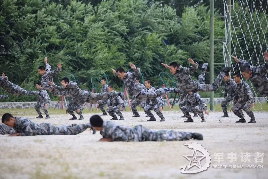 Quân Trung Quốc trong giờ huấn luyện