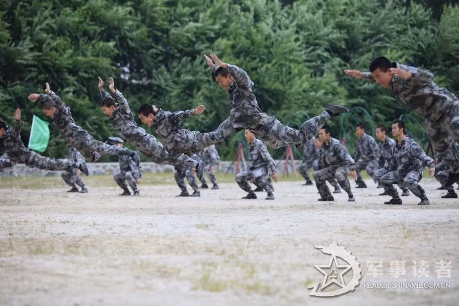 Quân Trung Quốc trong giờ huấn luyện