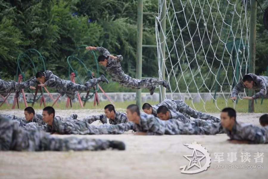 Quân Trung Quốc trong giờ huấn luyện võ thuật